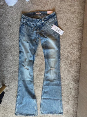 lågmidjade jeans - helt nya med prislapp,säljer de för att jag fick likadana så har två par nu💕köpte dessa för 400 men säljer för lite mindre💕