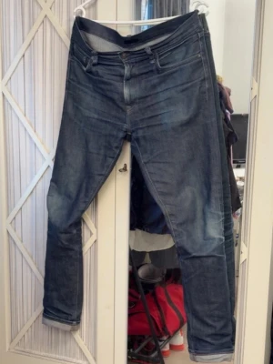 Selvedge Uniqlo jeans  - Tja! Säljer ett par snygga Selvadge jeans från Uniqlo. Byxorna har väldigt snygga slitningar och fades. Storlek 33L,34W Om priset inte passar kom gärna med prisförslag! Tvättade en gång nu innan försäljning! 