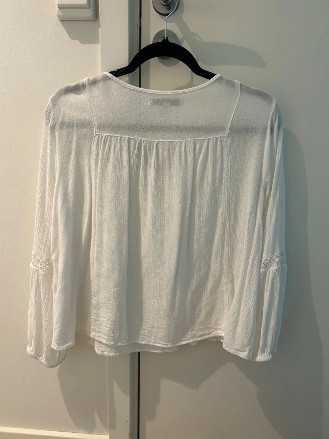 Vit blus med spetsdetaljer - 2