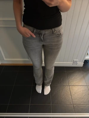 Grå bootcut jeans med medel midja - Gråa bootcut jeans med medel midjehöjd Jeansen är stretchiga och har ett mjukt material. Perfekta för en shopping dag på stan eller att bara umgås med vänner. 🛍️ Jag är 178cm lång och de passar mig utmärkt! Skriv till mig om frågor om mina mått 🩷