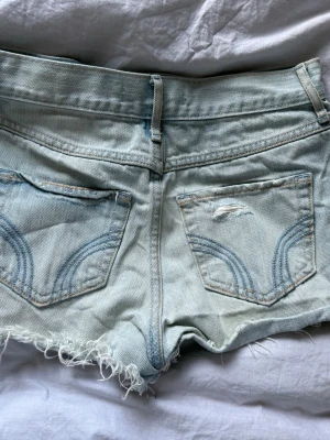 Hollister shorts  - Så snygga shorts från Hollister i storlek 24. De passar en xs skulle jag säga 💗