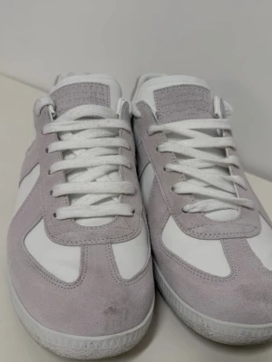 Maison Margiela GATS - Maison Margiela GATs i vit/grå färg. Storlek 44. Mycket bra skick och sparsamt använda. Sko­box ingår.  