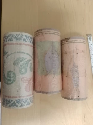 Tre vintage tapetrullar pastellmönster - Säljer tre tapetrullar med pastellfärgade mönster i grönt, rosa och beige. Två rullar har bladmotiv och en har ett mer klassiskt ornamentmönster. Alla rullar är ca 10 meter långa och tillverkade i Danmark av Flugger. Perfekt för dig som gillar retro eller vill pyssla.