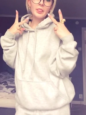 Ljusgrå hoodie från BikBok - Ljusgrå hoodie från BikBok med klassisk huva och dragsko. Hoodien har en stor magficka och ribbade muddar vid ärmslut och nederkant. Tillverkad i mjukt sweatshirtmaterial som är perfekt för chill dagar.