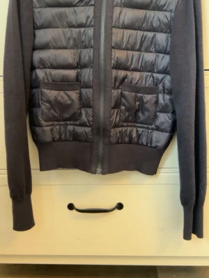 Mörk blå cardigan med dragkedja - Mörk blå cardigan med dragkedja från Gina tricot. Använd få tal gånger, säljer för jag inte använder den. Inga defekter 
