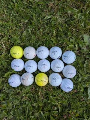 15st Titleist golfbollar - Säljer 15 stycken begagnade Titleist-golfbollar i varierande skick. Majoriteten är i fint skick med normalt slitage, perfekt för både träning och spel. Blandade nummer och både vita och gula bollar.         Olika modeller, som t.ex pro v1, trufeel och True Soft!😁 ✅ 15 bollar totalt ✅ Titleist ✅ Bra skick med visst slitage på några bollar