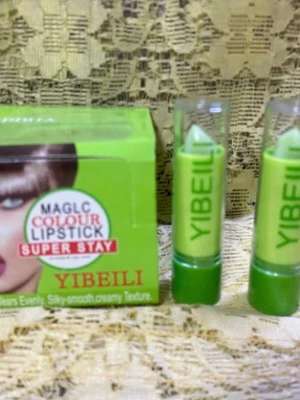 Färgskiftande Läppstift  -  Läppstiftet har en krämig textur och förpackningen är tydligt märkt med 'MAGIC COLOUR LIPSTICK SUPER STAY'. Perfekt för dig som vill sticka ut med en ovanlig färg. 45kr/2st , 