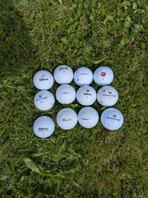 Ett dussin Wilson golfbollar! - Säljer ett dussin stycken Wilson- och Wilson Staff-golfbollar i varierande skick. Perfekta för träning, nybörjare eller som extrabollar på banan. ✅ 12 bollar totalt ✅ Främst Wilson och Wilson Staff ✅ Begagnade med normalt slitage ✅ Säljes i paket