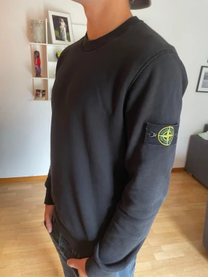 Stone Island sweatshirt  - **ÄKTA** Stone Island tjocktröja. Storlek M. Skick 8/10. Nypris ca 3000kr. Mitt pris 1199kr.