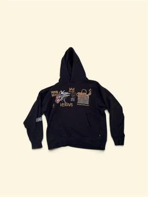 Svart hoodie med konstnärligt tryck - Jean Michel basquiat hoodie från factorie i bra skick 