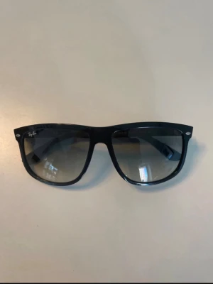 Rayban boyfriend - Rayban modell 4147 i bra skick, skriv vid funderingar.