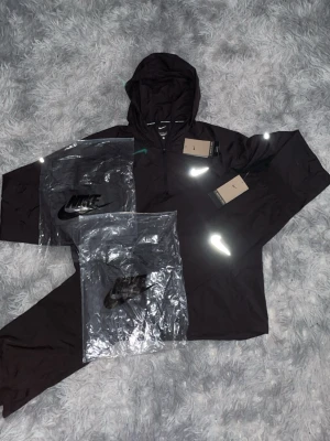 Nike Miller Set - Nike Miller set. Byxor och windbreaker. Helt nya med prislapp.
