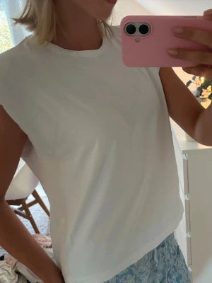 Tröja med axelvaddar - Använd ett fåtal gånger. Går att styla med det mesta så ett bra basic plagg att ha i garderoben!