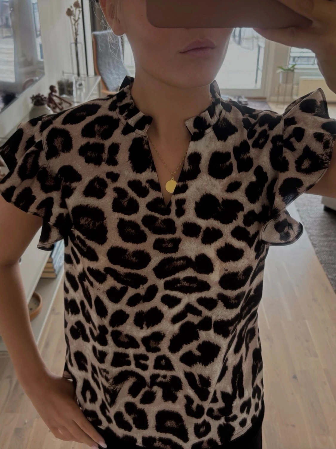 Leopardmönstrad blus med volangärm - 2