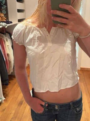 Vit topp från Brandy Melville - Jätte söt vit topp som passar bra till middagar, luncher, fester, allting. Den är i jättebra skick förutom en jätte liten fläck som knappt syns.