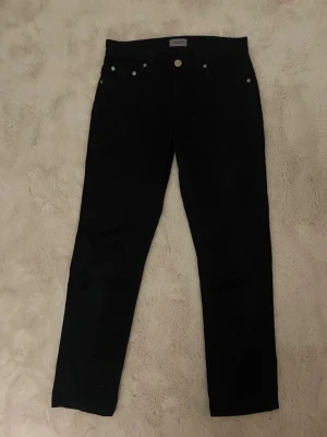 Filippa K Jeans - Svarta Filippa K jeans som är knappt använda i väldigt bra skick.❤️skriv om ni har några frågor.