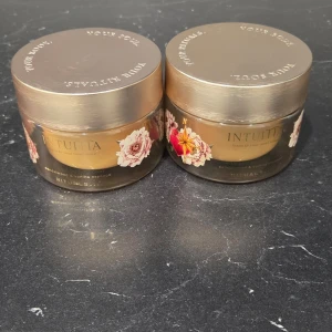 Rituals Intuita kroppsskrubb duo - Oanvända! Slutsåld ä, limited edition.Två burkar Rituals Intuita kroppsskrubb med doft av sandelträ och vanilj. Burkarna är guldiga med blommigt mönster och har skruvlock i metall-look. Perfekt för dig som vill ha len hud och en lyxig känsla i badrummet.