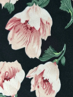 Svart knytklänning med rosa blommor - Blommig knytklänning från BikBok. Den är i storlek S, men eftersom den går att knyta så spelar det inte jättestor roll, det är mest att den sitter som en S runt bysten och armar, midjan kan man välja efter preferens. Den har ett hål på sidan av klänningen för att man ska trä bandet igenom när man knyter. Kolla gärna in resten av min profil!😋