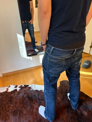 Acne studios jeans - Acne jeans i mycket bra skick, tyvärr en rund slitning på baksidan! Snygga och bekväma 