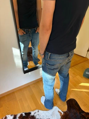 Nudie jeans - Nudie Grim Tim jeans i nyskick(använda 2 gånger). Priset baseras på skick och nypris(1600)