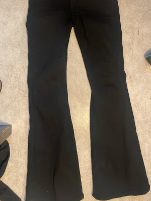 Svarta bootcut leggings - Säljer ett par svarta leggings med bootcut-modell. De har hög midja och är stretchiga för en bekväm passform. Perfekta till en avslappnad stil och passar till det mesta. Materialet känns mjukt och följsamt.