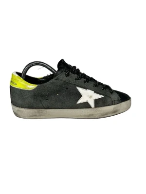 Golden Goose - Snygga svarta sneakers i mocka med vit stjärndetalj på sidan och gul hälflik. Skorna har svarta snören och en något smutsad sula för en trendig, sliten look. Perfekta för dig som gillar streetstyle och unika detaljer. Priset är ej hugget i sten så kom med bud🤝