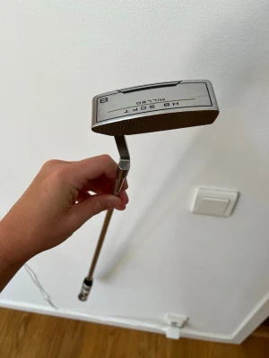 Cleveland HB SOFT Milled putter - Cleveland HB Soft Milled 8.0P med SuperStroke-grepp. Fint mönstrat klubbhuvud i metall med tydlig sikteslinje upptill. Bara använd ett fåtal rundor. Säljer för jag har köpt ny. Dormys pris 2800kr. Vid minsta lilla fundering är det bara att höra av sig. Kan hämtas i Sollentuna 