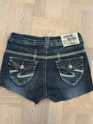 Shorts med coola detaljer - De här shortsen köpte jag i Japan för 200kr och jag gjorde de kortare💖