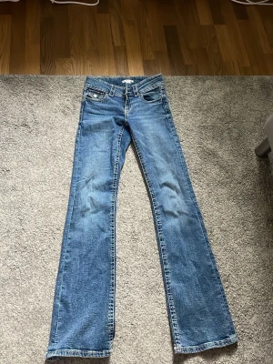 Blå bootcut jeans från Gina Tricot - Säljer ett par klassiska blå bootcut jeans från Gina Tricot i storlek 158. 
