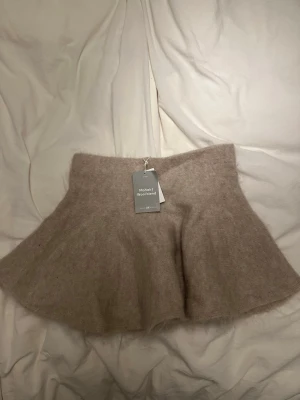 Stickad kjol - Supersöt stickad kjol från hm. Aldrig använd 🤎nypris 399 lappen kvar 