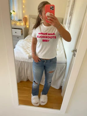 Blå lågmidjade bootcut jeans - Supercoola blåa lågmidjade bootcut jeans i storlek W30 L30🩵 från G-star💕skulle säga att det är i storlek 36-38💕                     Midjemått=2x42=84cm                                          Innerbenslängd=74cm                      
