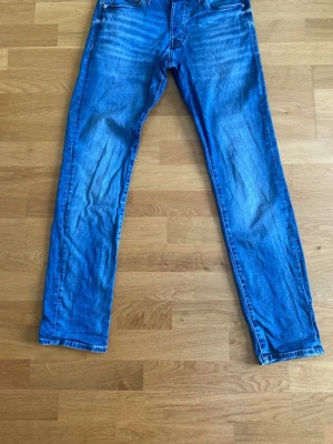 Jack&Jones Slim Glenn Blå Jeans - Tja! Jag säljer ett par blå jeans från Jack&Jones av modellen Slim Glenn! Storleken är 31 midja och 32 längd. Byxorna är köpta i Jack&Jones affär! Kontakta gärna för frågar! Priset är diskuterbart!