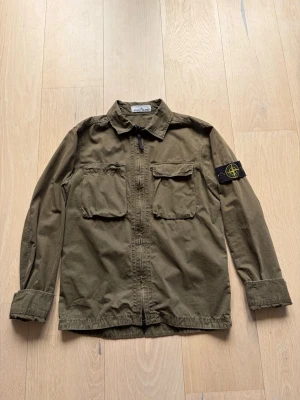 Stone island jacka - Hej, säljer en Stone island jacka som jag bara har använt ett få antal gånger. Tveka inte att ställa några frågor.