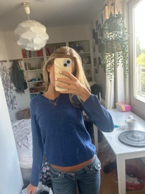 Blå stickad tröja - Säljer en tunn stickad tröja i en jätte fin blå färg.