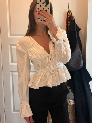 Vit volangblus  - 🥰
