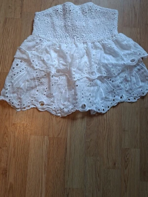 Super söt vit topp med typ blommönster kan också användas som kjol💗 - Jätte fin typ tröjaktig linne med blommönster o volangig säljer bara för att jag inte gillar tröjor utan straps aldrig använd så helt nytt skick fick denna i födelsedagspresent förra året💗
