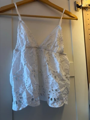 Vit topp - Supersöt topp från Gina tricot i storlek xs💞