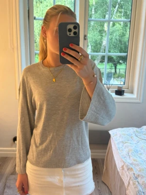 Ljusgrå stickad tröja Gina Tricot - Säljer en enkel och stilren ljusgrå stickad tröja från Gina Tricot. Tröjan har rund halsringning, långa ärmar och är gjord i mjukt stickat material.  