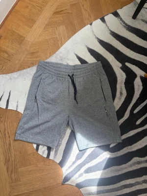 jättefina och sköna gråa mjukishorts ifrån märket Race marine - Säljer dessa jättefina och sköna gråa mjukishorts ifrån märket Race marine i storlek herr Large år min bror. De är i bra skick, har en fin passform och är i bra material. Skriv om funderingar, lämna gärna omdöme och priset kan diksuteras😊