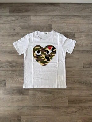 Comme des garçons t-shirt - Säljer denna CDG x Bape T-shirt i storlek  S. Använd vid få tillfällen så mycket bra skick. Vid andra frågor är det bara komma DM🤗. 