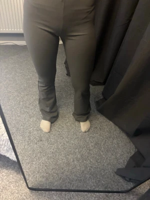 Gråa utsvängda leggings XS - Säljer ett par gråa leggings från 157 i storlek XS. De har en utsvängd passform nedtill och är tillverkade i ett stretchigt och mjukt material som sitter skönt på kroppen. Perfekta för dig som gillar en enkel men trendig look.