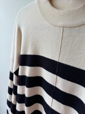 Beige stickad tröja med svarta ränder - Biege stickad tröja med mörkblå/svarta ränder från Zara