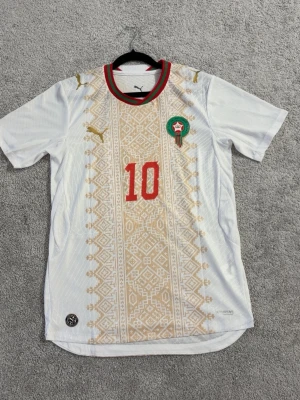 3robi fotbollströja - Marocko  - Vit Marocko landslagströja med 3robi på ryggen (artist). Skick 10 av 10. 