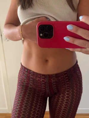 Vinröda mesh-leggings med vågmönster - Säljer ett par vinröda mesh-leggings med vågigt mönster i svart och vitt. De är från ett gammalt UF företag så sjukt snygga men kommer inte till användning längre! 