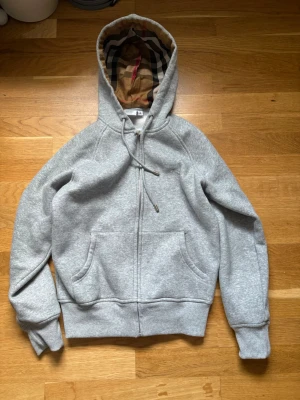 Burberry hoodie - Grå hoodie bra skick.