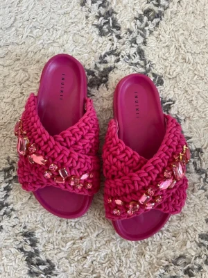 Nya Inuikii tofflor - Helt nya oanvända Inuikii tofflor, nypris ca 2700kr!! Storlek 37 men passar även 36💕💕