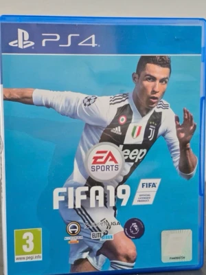 FIFA 19 till PS4 - FIFA 19 till PlayStation 4 är ett fotbollsspel med realistisk grafik och officiella licenser från stora ligor. Omslaget har blå bakgrund och visar en spelare i Juventus vita och svarta matchtröja. Perfekt för dig som gillar sportspel och vill utmana vänner.