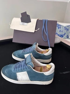 Blåa Valentino Garavani Flycrew St 42 - Säljer ett par riktigt feta Valentino Garavani Flycrew i en stilren unik blå mocka. Storlek 42.⁠ ⁠Skicket är dunderbra helhetsmässigt! Det är ett Fullset som kommer med originalkartong, dustbag, extra skosnöre och autenticitetskort. Det fattas 3 nitar på skorna, men det ingår extra nitar i setet om man vill sätta dit nya. Nypris ligger runt 7500kr.⁠ ⁠Skriv om du har några frågor eller vill ha fler bilder. Priset kan diskuteras vid en smidig och snabb affär! 😁🤝⁠ 