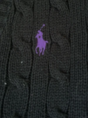 Ralph lauren svart/lila kabelstickad tröja - säljer en ny Ralph lauren tröja i kabelstickad kvalitet som knappast är använd. Nypris är runt 2300 kr! Storlek xs. Vid intresse kontakta eller klicka på köp direkt💞!