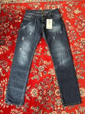 Mörkblå jeans från rock creek  -  Helt nya rock Creek jeans måttens syns på bilderna. Skriv om du undrar över något 